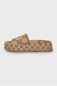 High-soled flip-flops with signature print