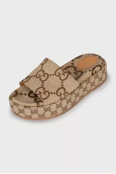 High-soled flip-flops with signature print