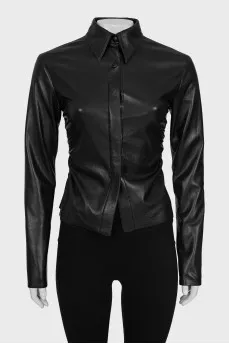 Fitted shirt with gathers on the sides