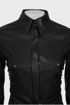 Fitted shirt with gathers on the sides
