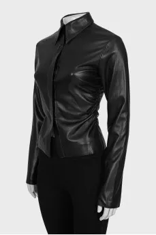 Fitted shirt with gathers on the sides