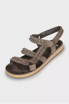 Suede sandals decorated with chains