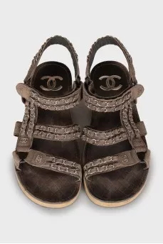 Suede sandals decorated with chains