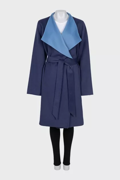 Wool coat with contrast collar