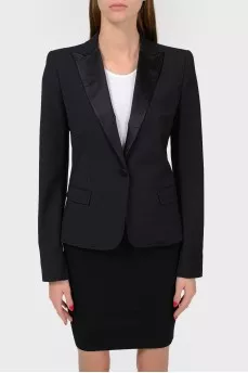 A single -breasted black jacket on a button