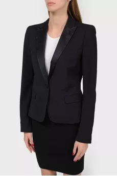 A single -breasted black jacket on a button