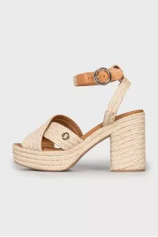 Sandals with heels and braiding