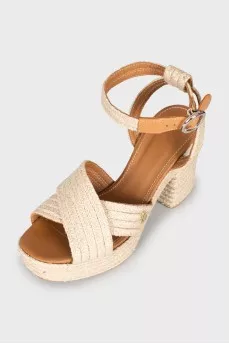 Sandals with heels and braiding