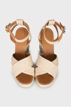 Sandals with heels and braiding
