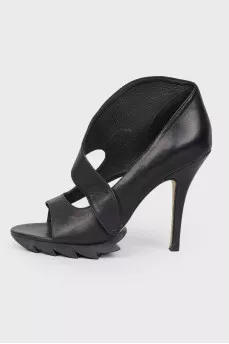 Velcro sandals with closed heel