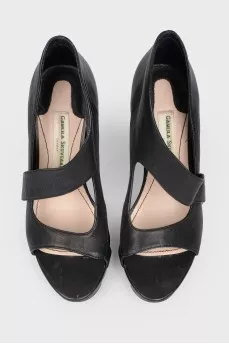 Velcro sandals with closed heel
