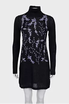 Knitted dress with floral embroidery