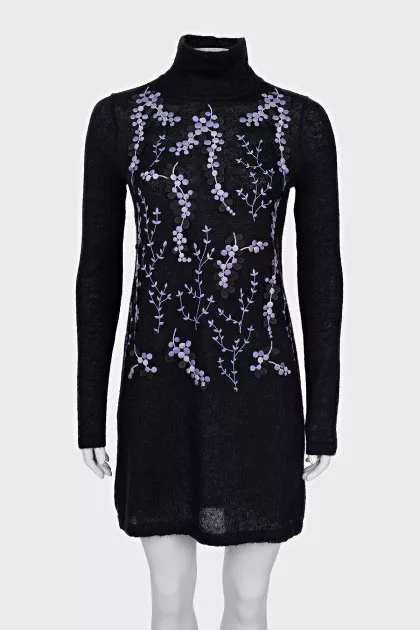 Knitted dress with floral embroidery