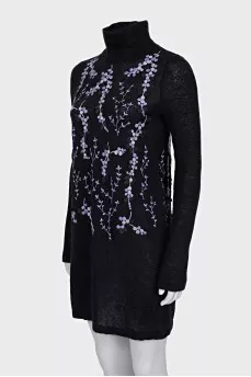 Knitted dress with floral embroidery