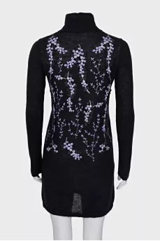 Knitted dress with floral embroidery