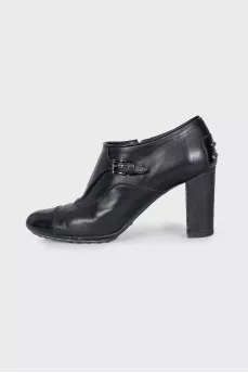 Ankle boots decorated with leather straps
