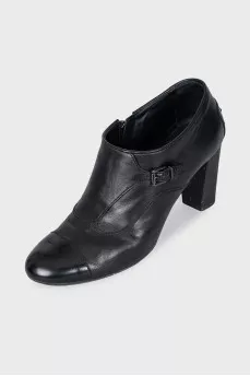 Ankle boots decorated with leather straps