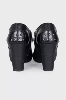 Ankle boots decorated with leather straps