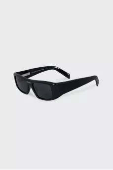 Sunglasses with logo on the bridge of the nose