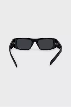 Sunglasses with logo on the bridge of the nose