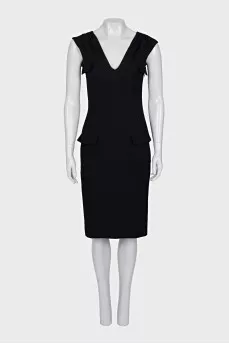 Fitted dress with neckline and pockets