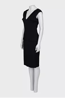 Fitted dress with neckline and pockets