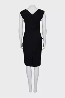 Fitted dress with neckline and pockets