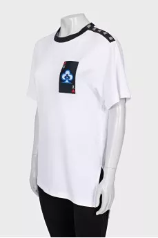 T-shirt with embroidered pocket
