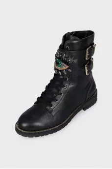 Leather boots with crystals