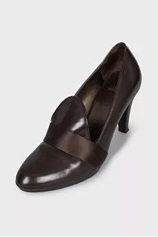 Brown shoes with textile trim
