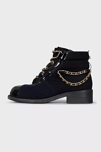Textile boots decorated with chains