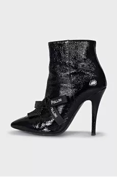 Patent leather ankle boots decorated with a bow