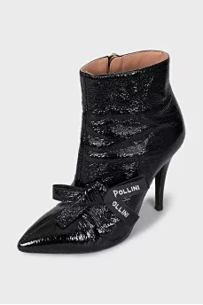 Patent leather ankle boots decorated with a bow