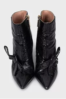 Patent leather ankle boots decorated with a bow