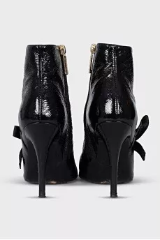 Patent leather ankle boots decorated with a bow