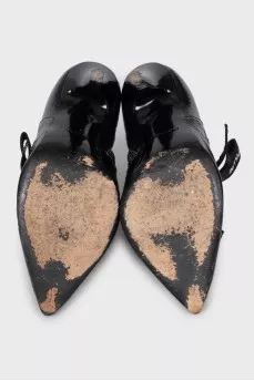 Patent leather ankle boots decorated with a bow