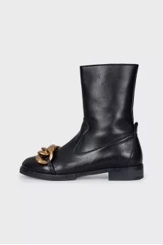 Leather boots decorated with chain