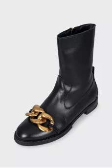 Leather boots decorated with chain