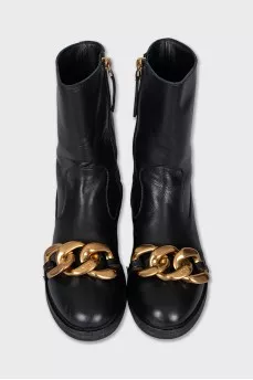Leather boots decorated with chain