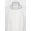 Loose-fitting blouse with a button