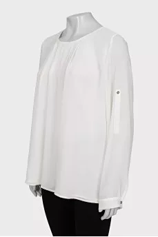 Loose-fitting blouse with a button