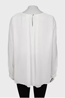 Loose-fitting blouse with a button
