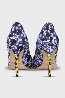 Textile pumps with a bright print