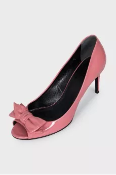 Patent leather shoes with a bow and open toe