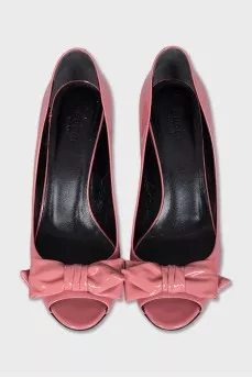Patent leather shoes with a bow and open toe
