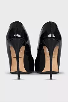 Black patent leather open-toe shoes