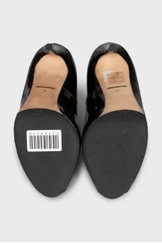 Black patent leather open-toe shoes