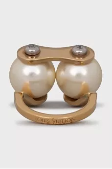 Gold ring with pearls