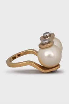Gold ring with pearls