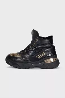 Insulated leather boots decorated with rivets
